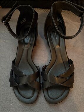 Clarks Black Strappy Ankle-Wrap Sandals 9.5 wide